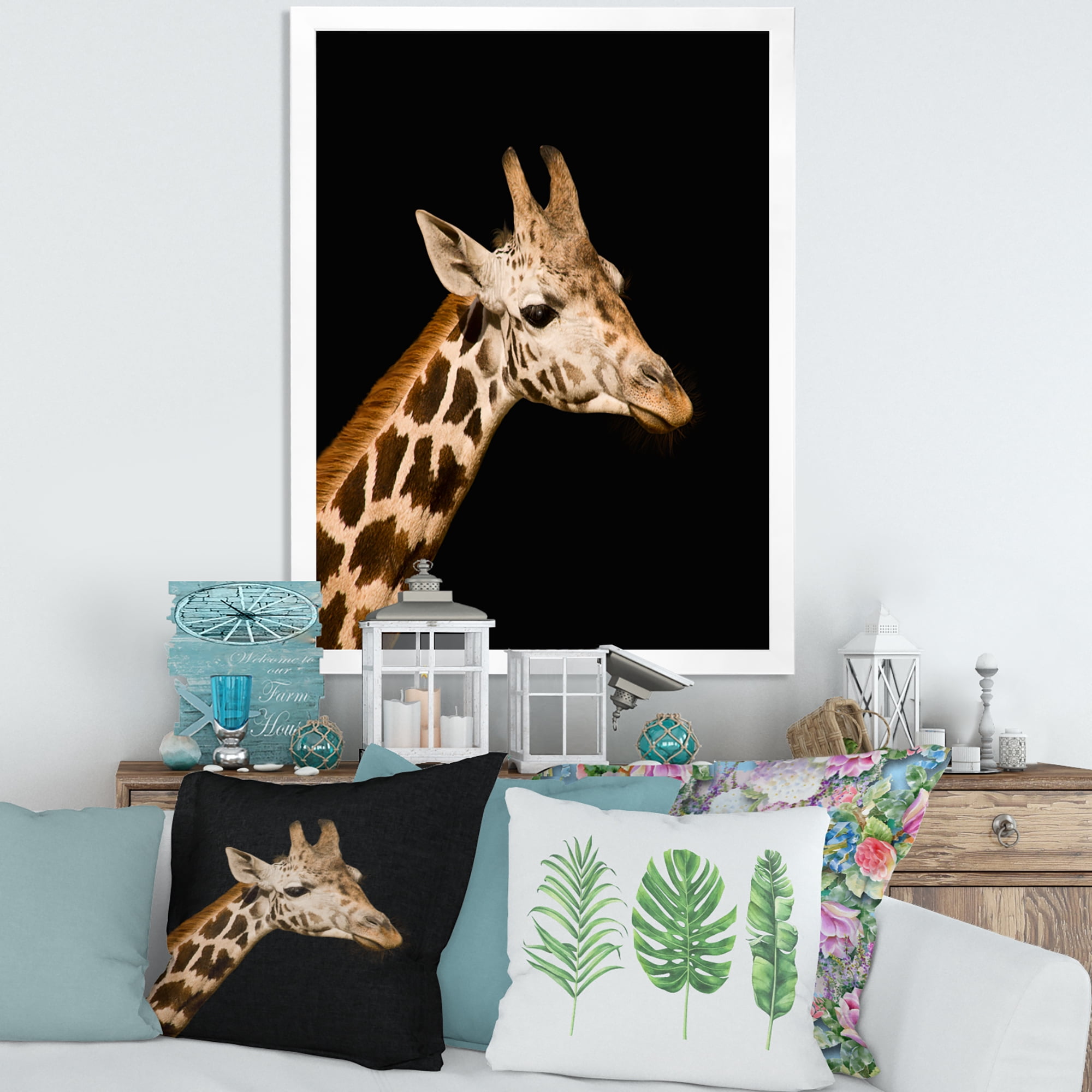 Designart 'Close Up Portrait Of A Giraffe On Black IV' Farmhouse Framed Art Print