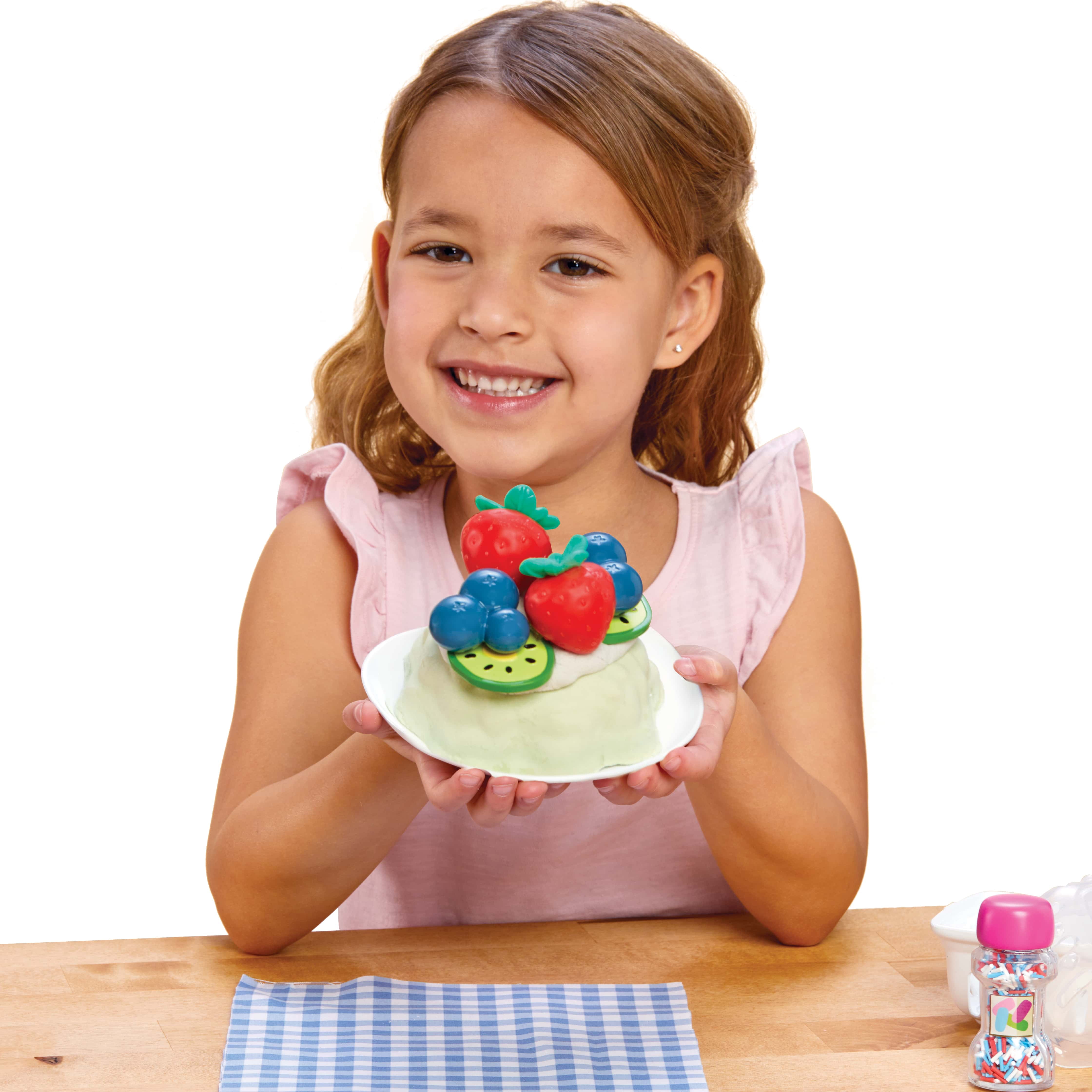 Little Tikes Creative Chefs Bluey Pavlova Kit, with Make-It Mix Play Sand, Ages 3+