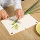 thumbnail image 5 of Tabla de cortar de plástico para cocina de 7,87 x 4,92 pulgadas, antideslizante, para carne, frutas y verduras, con molinillo de ajo. Alfombrilla de corte duradera y resistente al desgaste para la, 5 of 6