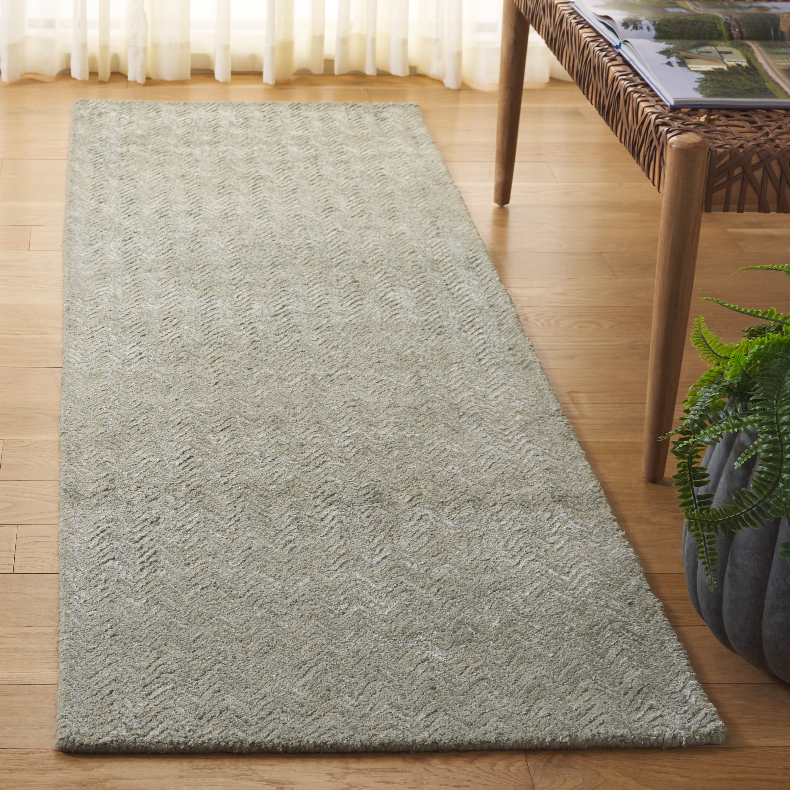 SAFAVIEH Glamour Flanagan Wavy Striped Runner Rug, Green/Ivory, 2'3" x 8'