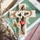 thumbnail image 3 of Cruz tallada, decoración de pared cruzada, cruz de amor de resina, cruz de amor nunca separa, gran regalo cristiano, regalo de arte de pared, 6,88 × 5,23 pulgadas, 3 of 5