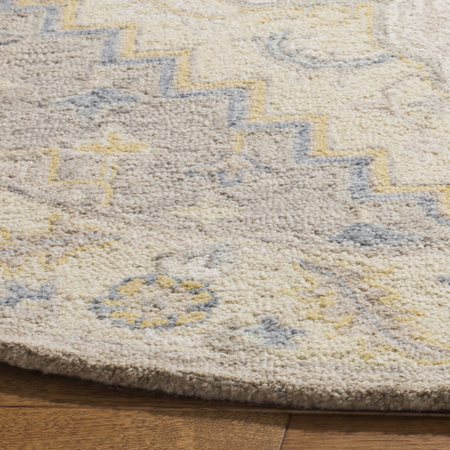 SAFAVIEH Micro-Loop Barnes Floral Bordered Wool Area Rug, Beige/Grey, 5' x 5' Round