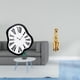 thumbnail image 2 of Reloj de pared con números , reloj electrónico con figura de , diseño distorsionado, material de resina acrílica, ideal para dormitorio, 2 of 8
