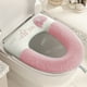thumbnail image 1 of Asiento de inodoro suave para baño más grueso con asa, estirable lavable se adapta a todos los asientos de inodoro ovalados, versión adhesiva de elefante rosa, 1 of 7