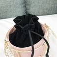 thumbnail image 4 of Bolso de hombro individual para mujer, nuevo bolso de moda europea y americana, bolso de cubo de metal con personalidad, bolso de mensajero hueco con cadena de perlas, 2025, 4 of 5
