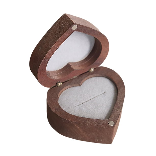 Joyero de madera de nogal con forma de corazón para guardar anillos con relleno de terciopelo, superficie lisa y pulida, ideal para bodas, propuestas y anillos.