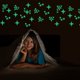 thumbnail image 3 of hojas de pegatinas de estrellas que brillan en la oscuridad, brillantes y duraderas, pegatinas luminosas para techo y pared, estrellas que brillan en la oscuridad para el techo, fantásticas, 3 of 5