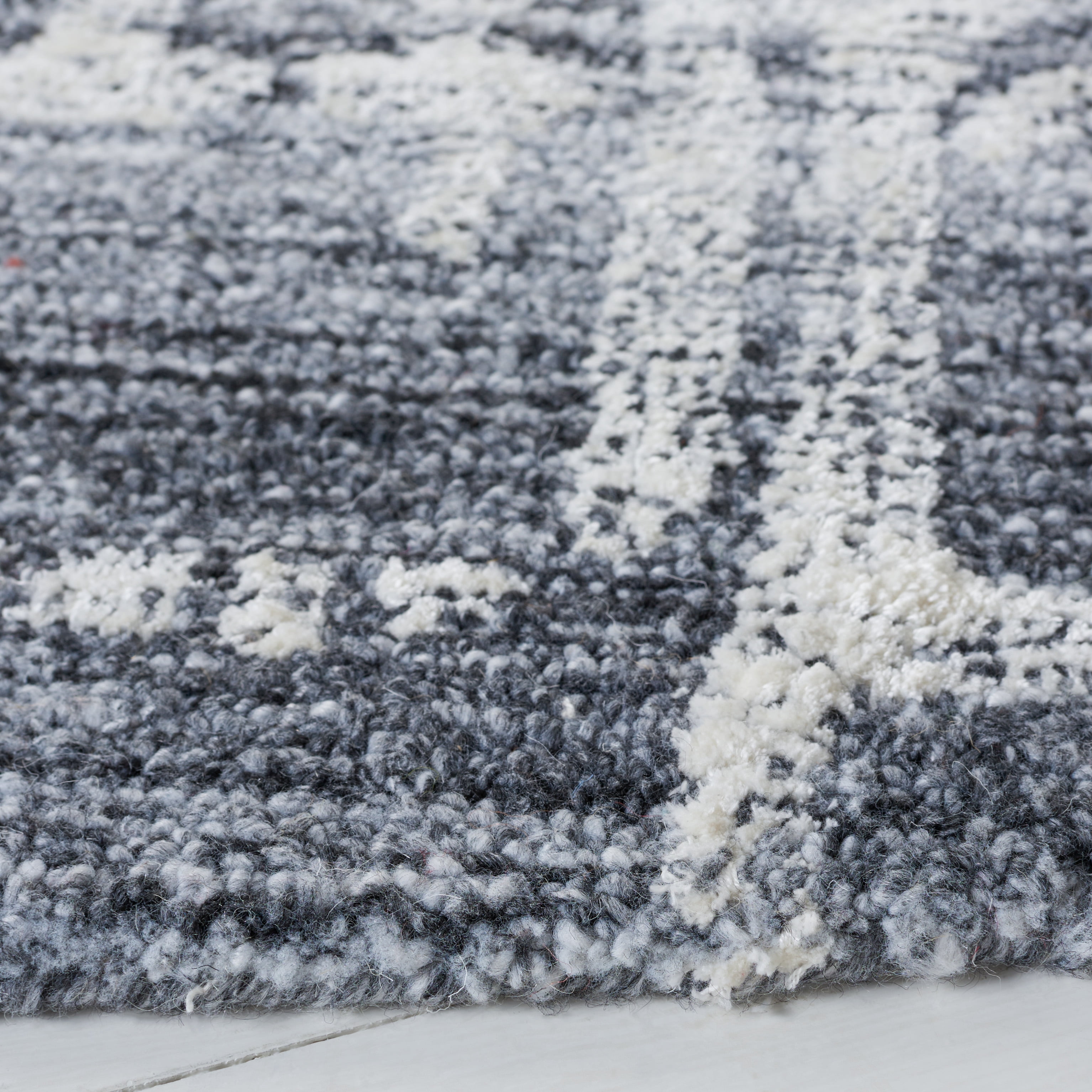 SAFAVIEH Soho Bianca Abstract Area Rug, Grey/Ivory, 6' x 6' Round