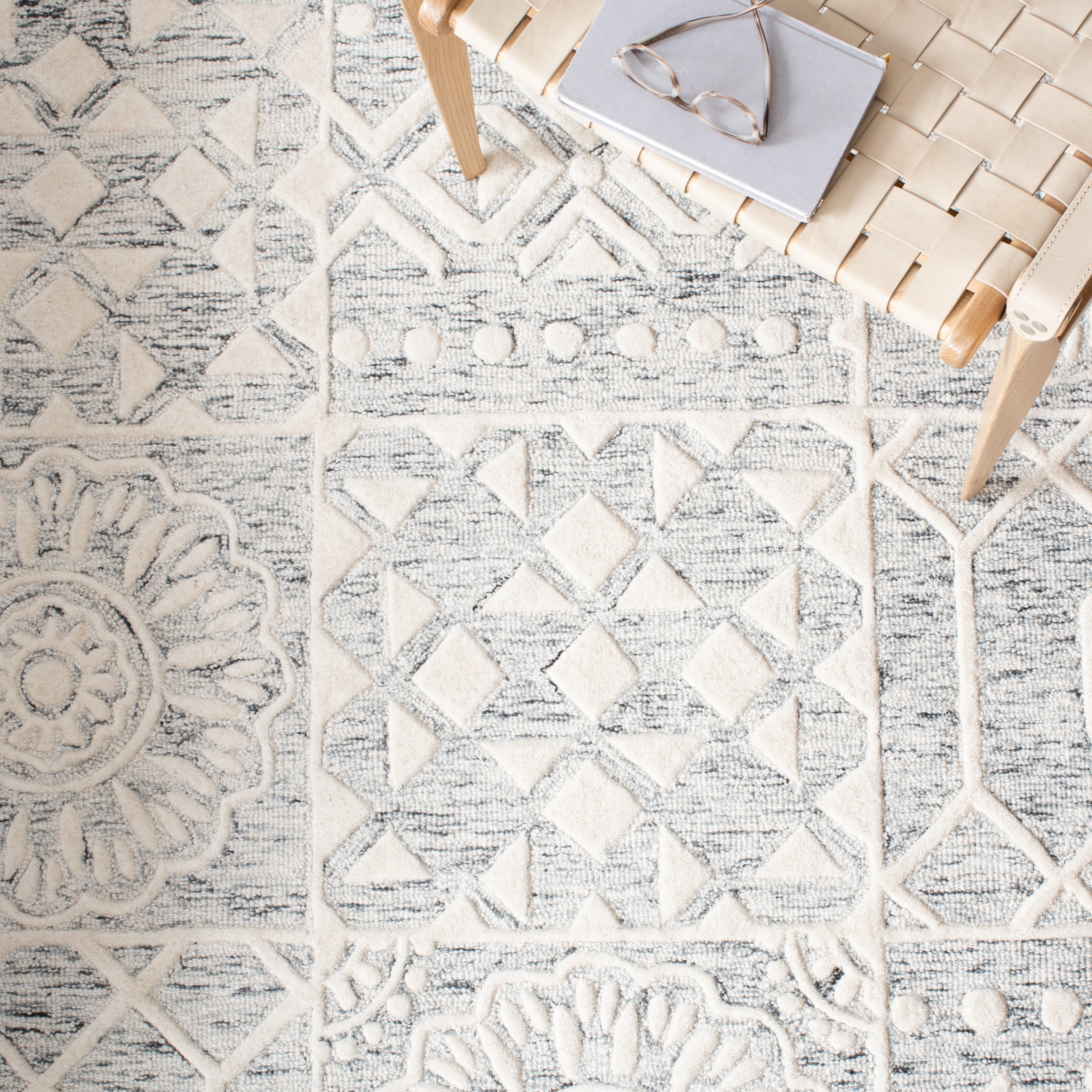 SAFAVIEH Metro Adair Medallion Area Rug, Silver/Ivory, 5' x 8'