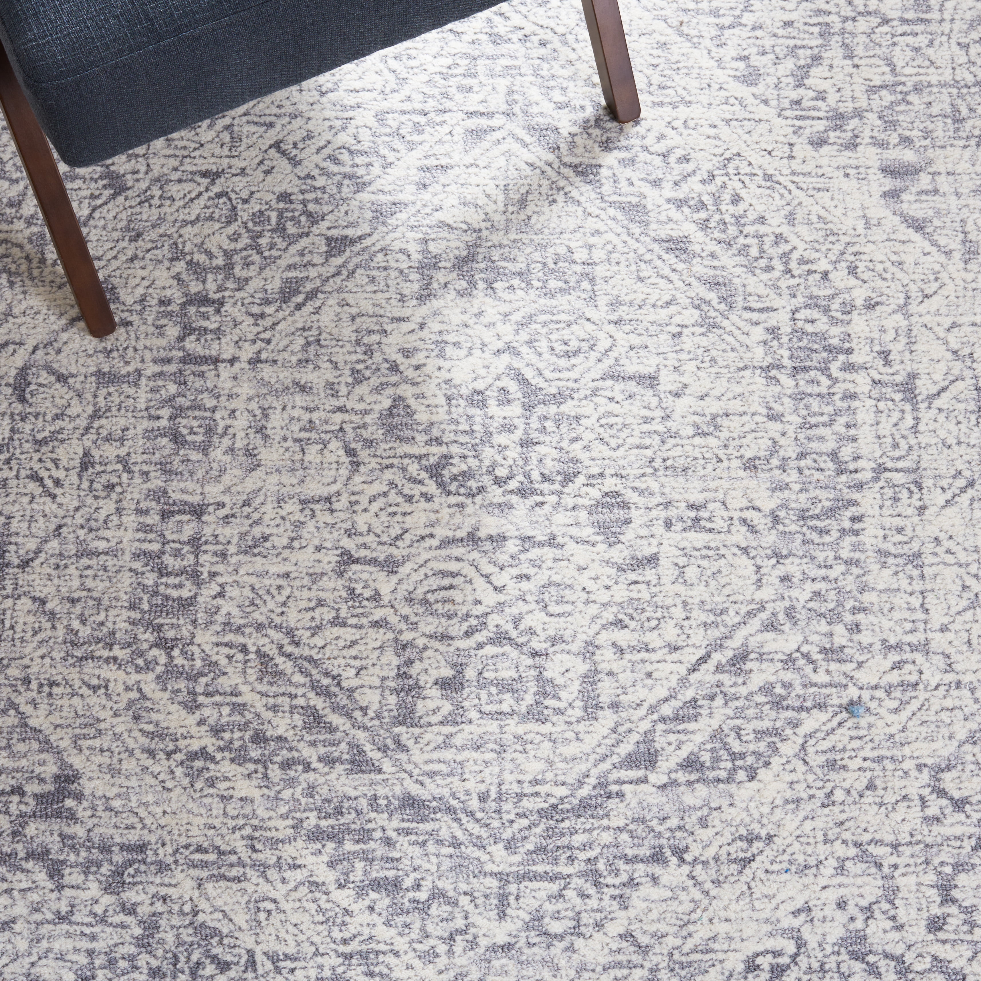 SAFAVIEH Metro Mckenzie Medallion Area Rug, Grey/Ivory, 4' x 6'