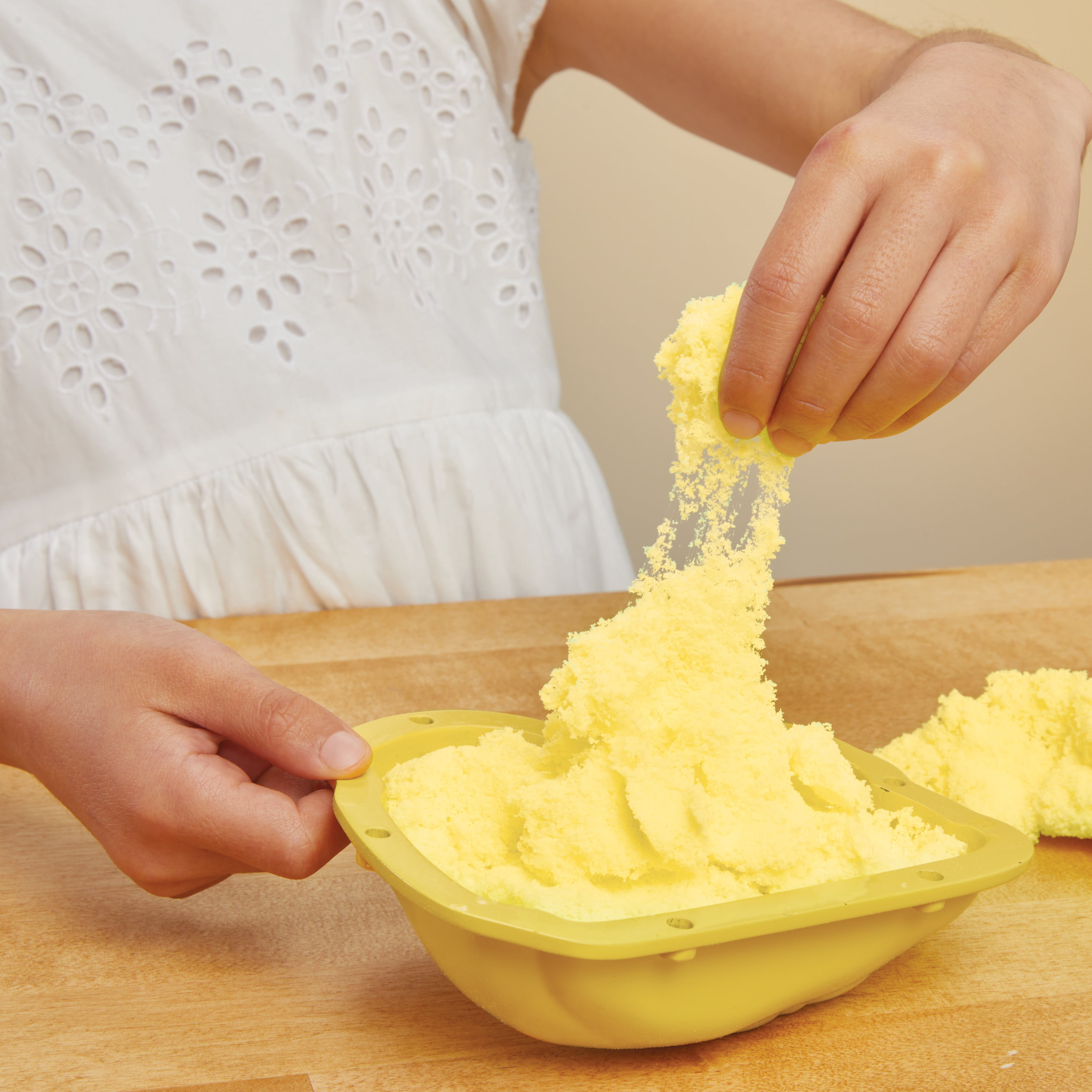 Little Tikes Creative Chefs Bluey Duck Cake Kit, with Make-It Mix Play Sand, Ages 3+