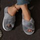 thumbnail image 3 of Zapatillas de algodón con correa cruzada de felpa cruzada de estilo europeo y americano para mujer, 3 of 5