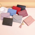 thumbnail image 3 of Cartera de mujer con borlas cortas colgantes con patrón de lichi, tarjetero, monedero de mano, bonito en stock, 3 of 6
