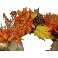 thumbnail image 4 of Corona de flores artificiales con ramitas de crisantemos y bellotas, 22 pulgadas, sin iluminación, 4 of 4