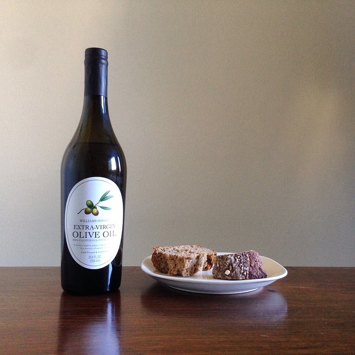 натюрморт с хлебом и молоком. бутылка хлеба. овощи в плетеных лотках с ценником. хлеб с растительным маслом. хлеб с оливковым маслом.