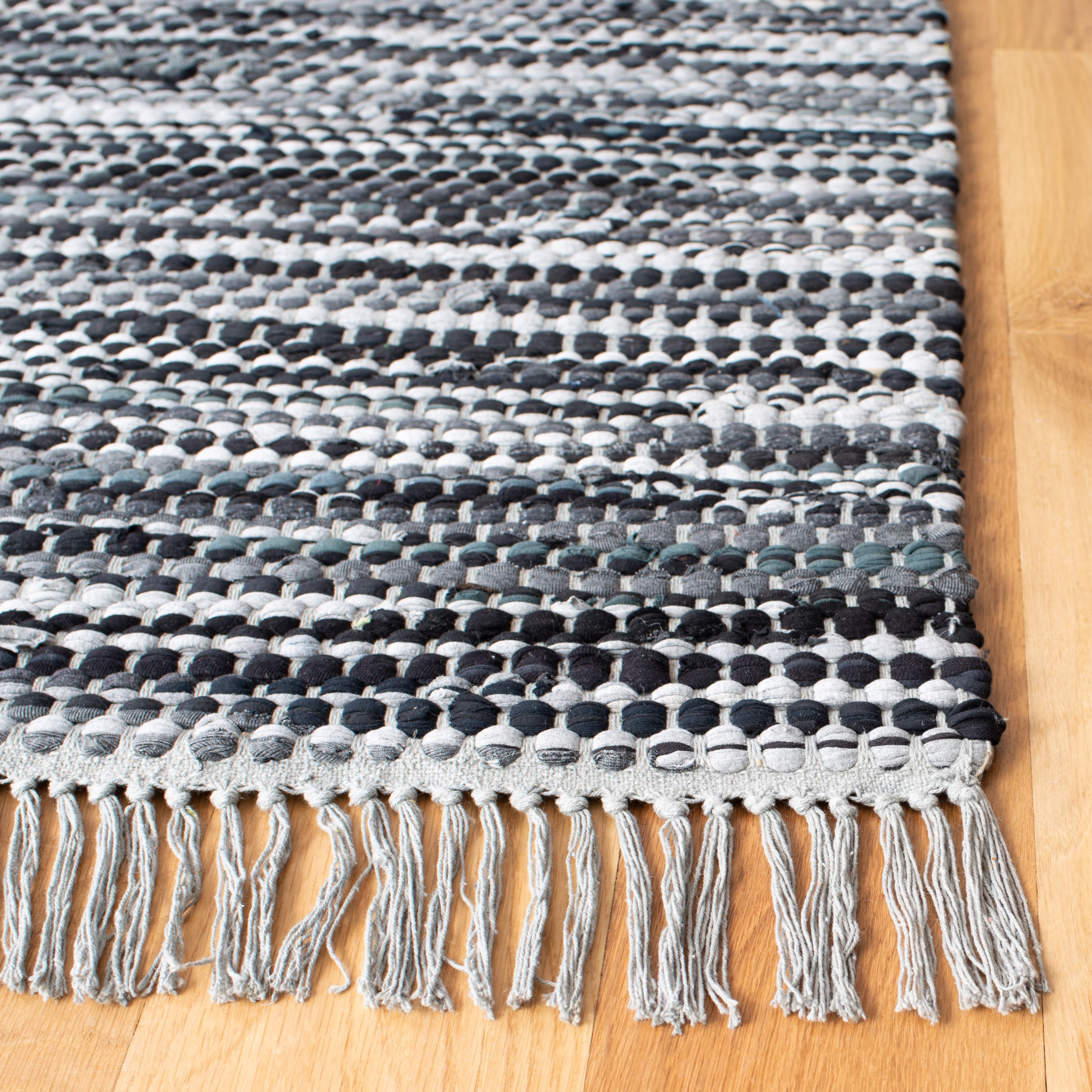 SAFAVIEH Montauk Renae Distressed Area Rug, Grey/Black, 6' x 9'