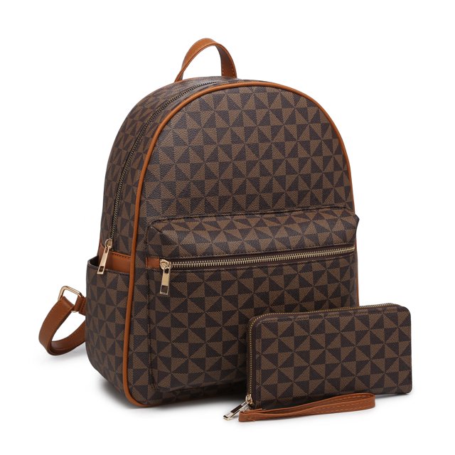 ajedrezado bolso de hombro para mujer piel sintética bandolera bolsa para la escuela viajar 2 piezas Plaid Café: vista 3/4 frontal de mochila y cartera a juego; mochila redondeada con asa superior, bolsillo frontal con cremallera, correas ajustables y ribetes en marrón claro; cuero sintético texturizado con patrón de cuadros y herrajes dorados; cartera rectangular con cierre y correa de muñeca. Medidas: mochila 12×14×5.25 in, cartera 7.5×4×1 in. Adecuado para escuela o viajes y para organizar tarjetas y efectivo.
