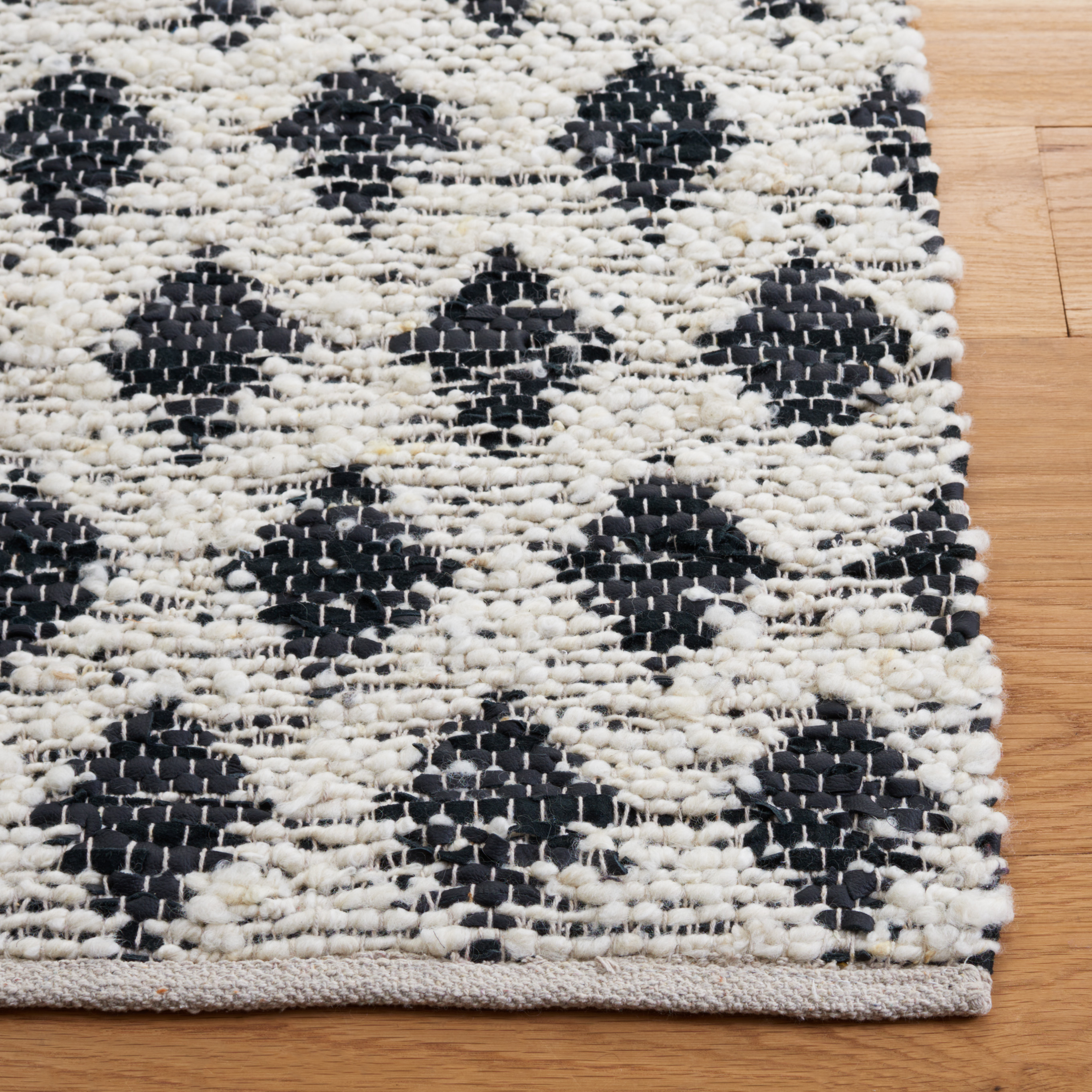 SAFAVIEH Natura Duncan Diamond Area Rug, Beige/Black, 3' x 5'