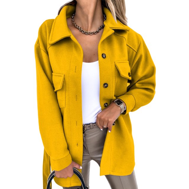 Manteau Caban pour Femme à Simple Boutonnage, Revers, Chemise-Veste Boutonnée avec Ceinture, Manteau Décontracté d'Extérieur de Couleur Jaune Vif. Fait de polyester de Haute Qualité, Ce Manteau Uni Présente un Col Rabattu, des Manches Longues, des Boutons avant, des Poches à Rabat et une Ceinture Assortie. Conçu pour un Style Décontracté, Il s'Agence avec un Pantalon beige et un Haut Blanc, Convient aux Saisons d'Automne et d'Hiver. Idéal pour les Fêtes, les Vacances Ou le Quotidien.