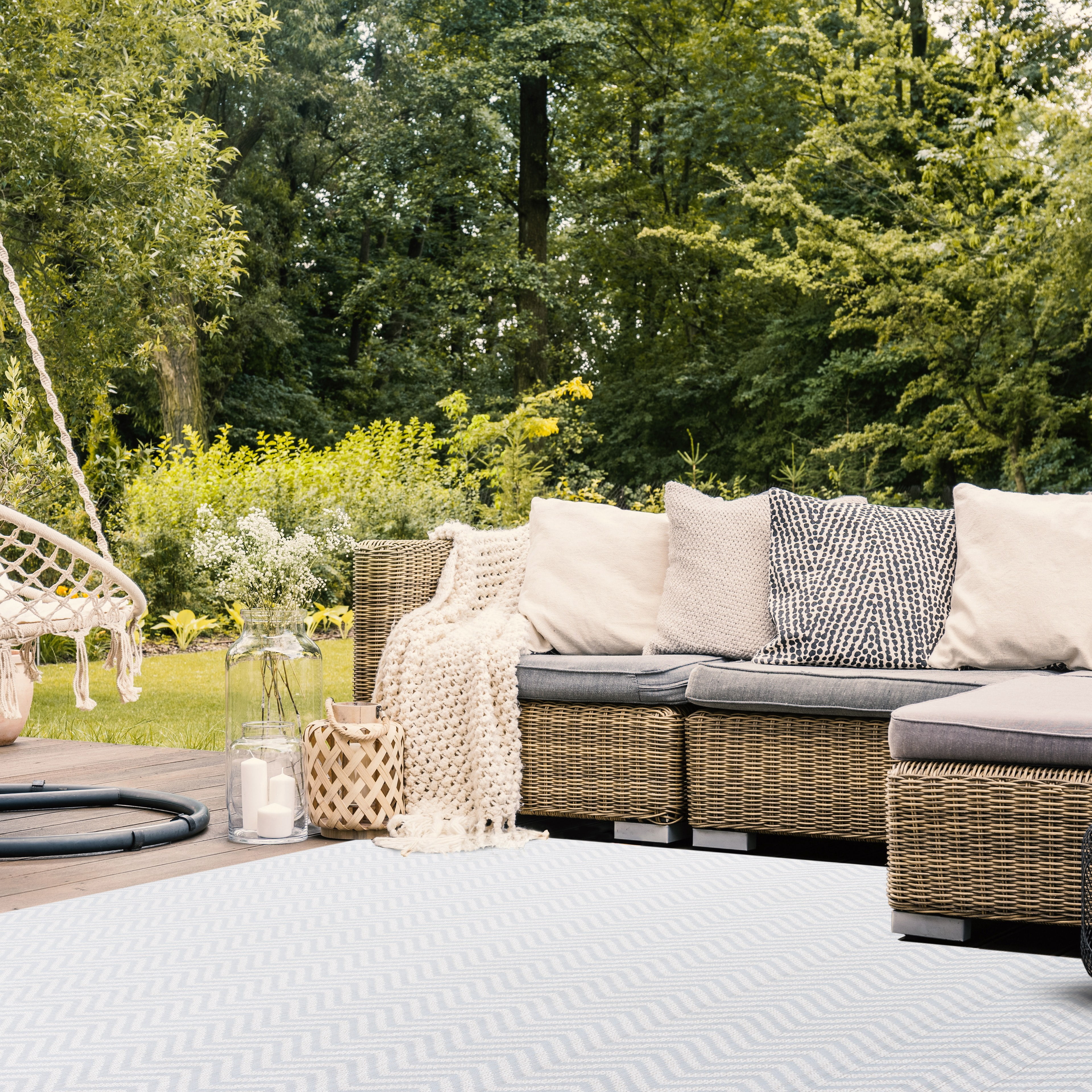 SAFAVIEH Martha Stewart Elana Chevron Machine Washable Indoor/Outdoor Area Rug, Grey/Cream, 9' x 12'