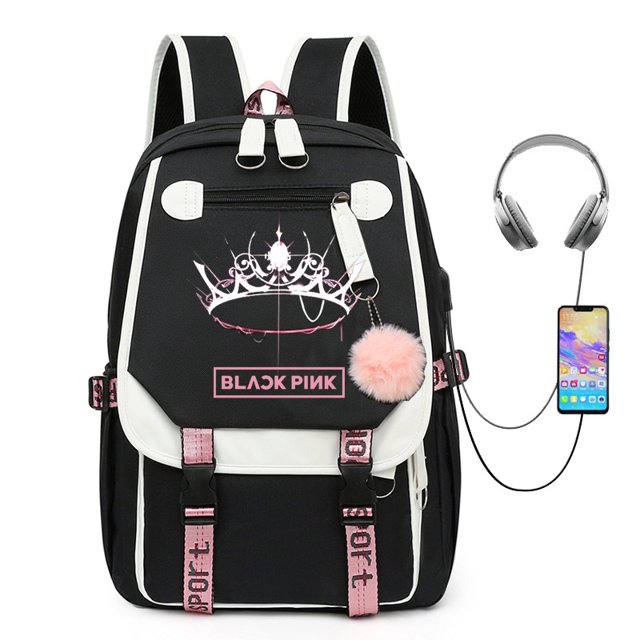 sam blackpink mochila para mujeres hombres estudiante gran capacidad transpirable impresión moda personalidad bolsas multiusos negra con ribetes blancos y acentos rosa, vista frontal centrada de mochila 29×16×46 cm, cierre de cremallera superior, bolsillo frontal con solapa y hebillas decorativas rosa con texto, tirantes acolchados ajustables, estampado frontal "BLACKPINK" y gráfico tipo corona, llavero pompon rosa colgante y cable visible junto a teléfono y audífonos; apta para organizar cuadernos y accesorios electrónicos durante el uso diario.