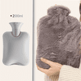 thumbnail image 1 of Llenado de una bolsa de agua caliente para mujeres, gran compresa caliente para calentar el estómago. Sincero Electrónica, 1 of 5