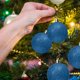 thumbnail image 4 of Adornos navideños de 5 pulgadas - Bolas de purpurina irrompibles para árbol/corona, paquete a granel de bolas colgantes de plástico, decoración navideña para fiestas y hogar (azul), 4 of 4