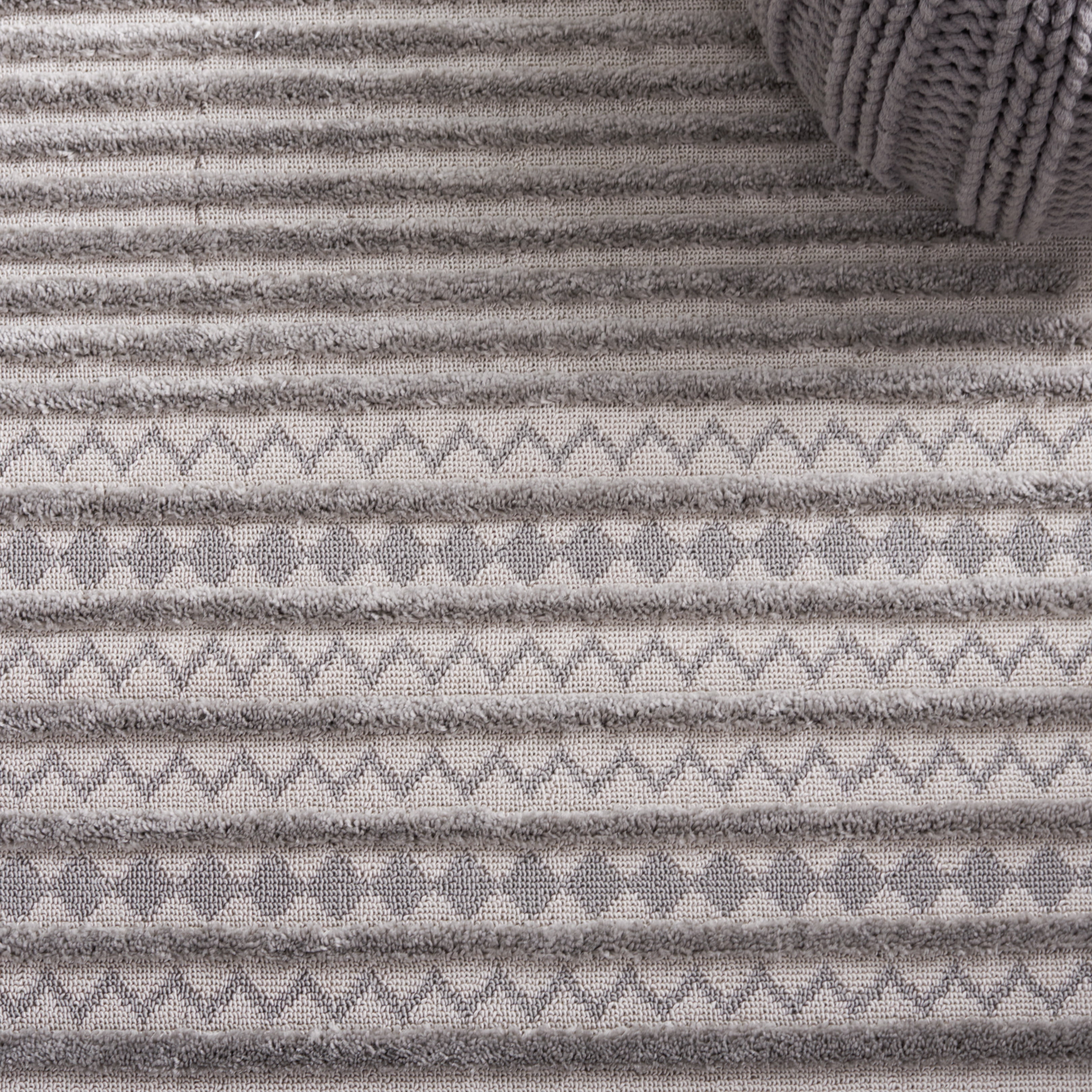 SAFAVIEH Urban Thornton High Low Circle Striped with Fringe Area Rug, Grey/Light Grey, 6'7" x 6'7" Square