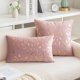 thumbnail image 5 of Paquete de 2 fundas de almohada decorativas navideñas de 18 x 18 pulgadas con hojas de plumas doradas, almohadas cuadradas de terciopelo, 5 of 6