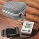 thumbnail image 4 of Estuche de transporte para la presión del brazo, bolsa de almacenamiento con bolsillo de malla y cierre de cremallera. Gris, 4 of 7
