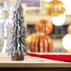 thumbnail image 5 of Adornos navideños en miniatura: Árbol de Navidad pequeño con nieve cayendo. Decoración para el hogar o escritorio., 5 of 6