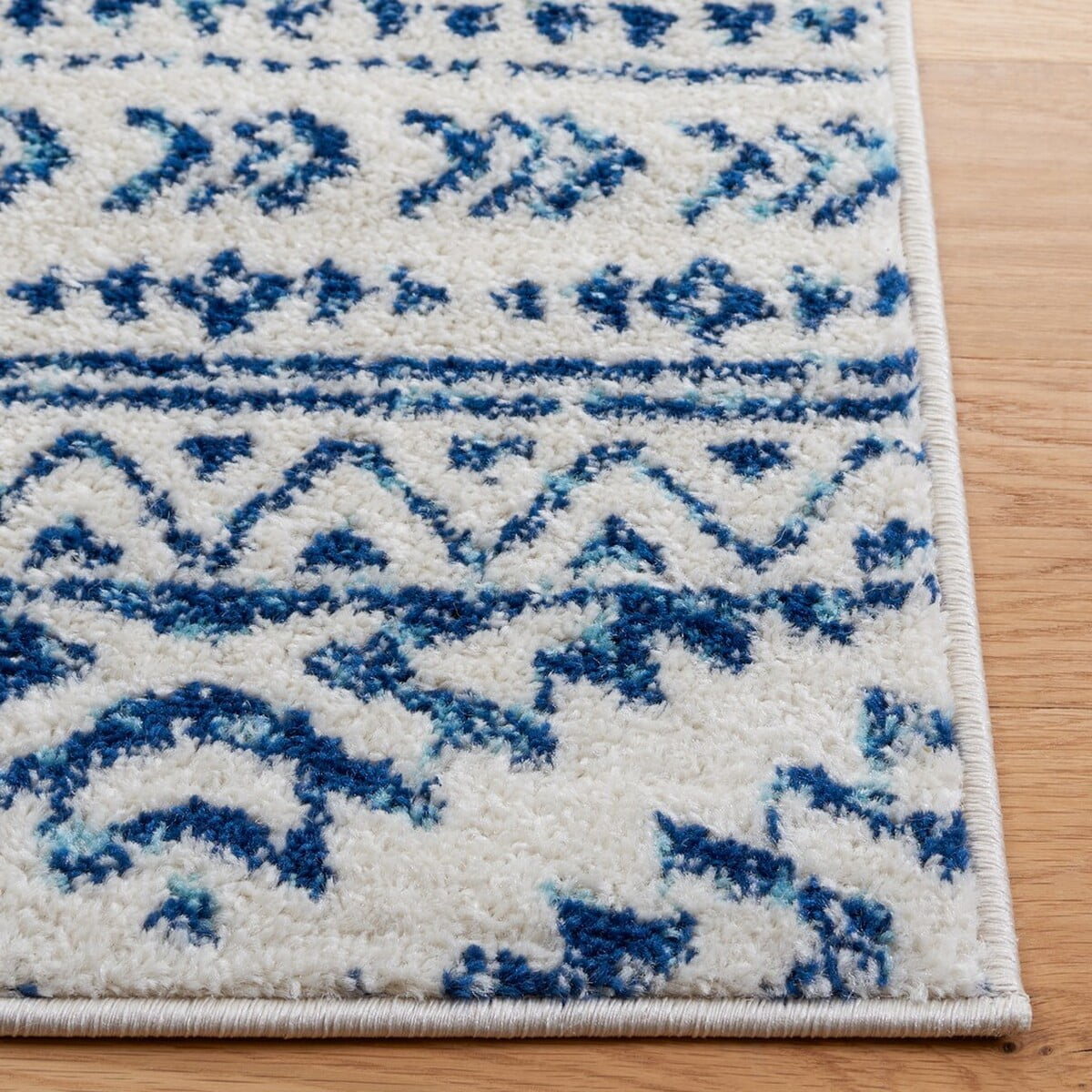 SAFAVIEH Tulum Lakisha Distressed Southwestern Area Rug, 8' x 10', Ivory/Navy