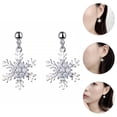 thumbnail image 3 of par de pendientes navideños con forma de copo de nieve y diamantes., 3 of 7