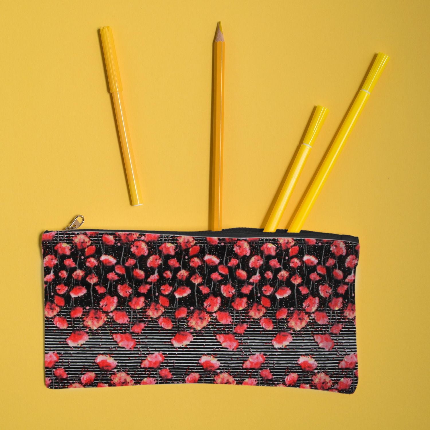 Tissu au mètre en coton Fabric Creations à motif de rayures noires et blanches avec pivoines rouges