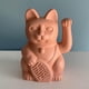 thumbnail image 3 of Dibujos animados Estatuas Escultura Adornos de resina para empresas Inauguración Oficina Escritorio pequeña sala Rojo Soledad Estatuilla del gato de la suerte, 3 of 7