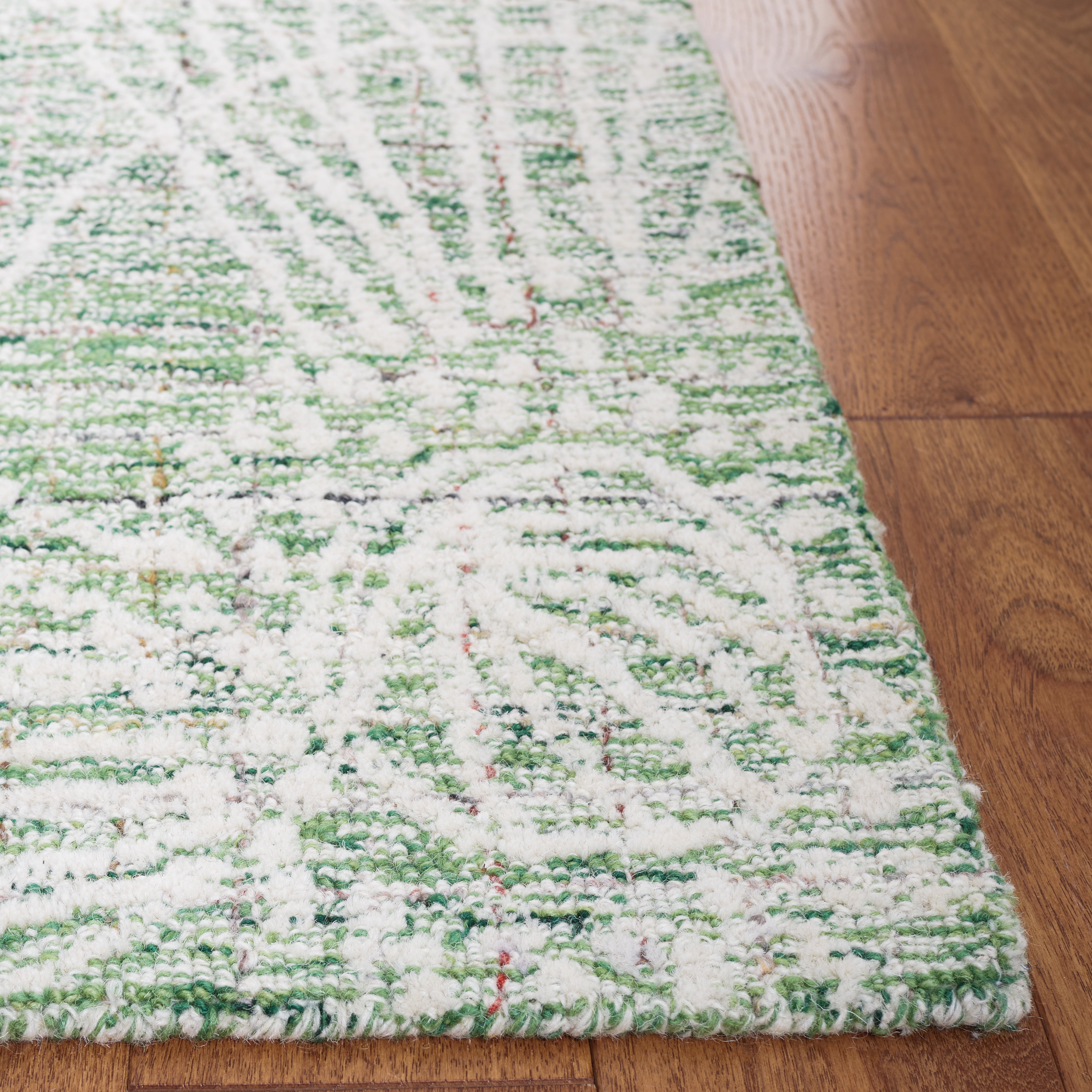 Safavieh Metro Devona Floral Area Rug, Green/Ivory, 4' x 6'