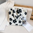 thumbnail image 4 of Bolso Hombro JShteea Con Flores Felpa Suave Y Cálido para Mujer, 4 of 9