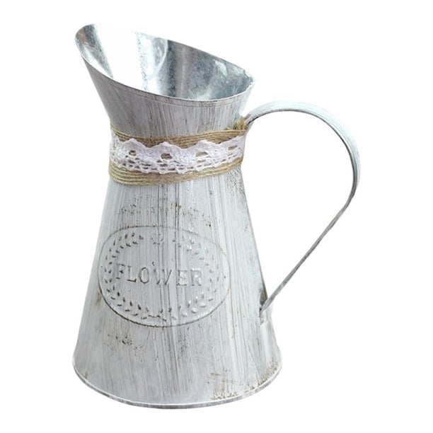 Jarra de hierro vintage con regadera y estilo shabby chic para decoración del hogar.