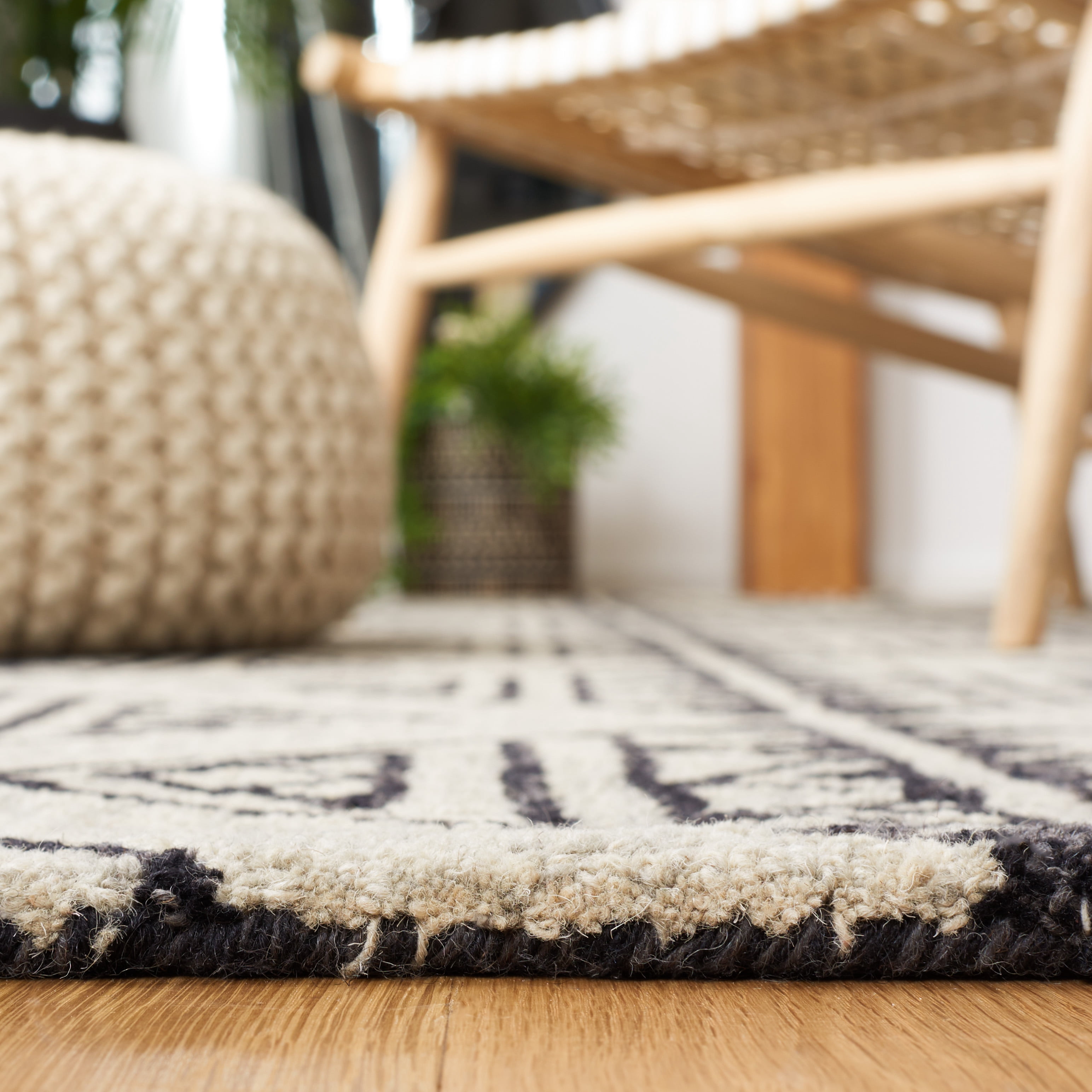 SAFAVIEH Metro Andrew Diamond Area Rug, Black/Beige, 5' x 8'