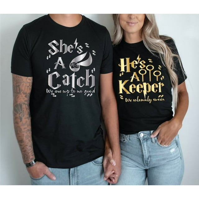 She's A Catch, He's A Keeper, T-shirts pour Couples, Mix and Match - Blanc - 2TG
