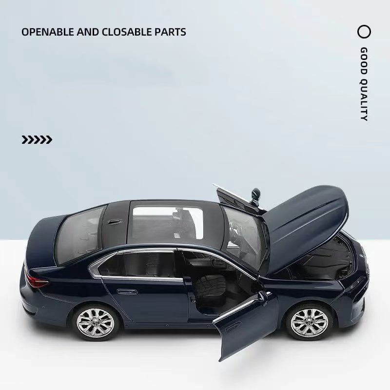 CHUNYAN 1:32 BMW I7 G70 M70L Alloy Miniature Car Diecast Metal Scale Car Model Sound&Light Collection Children Toy Car Vehicle Gifts