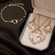 thumbnail image 1 of Juego de joyería de aretes y pulsera de colgante en forma de corazón dorado, 1 of 9