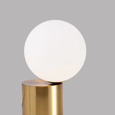 Marca Amazon: lámpara de escritorio de mesa de salón con globo de cristal moderno con bombilla LED, acabado de latón