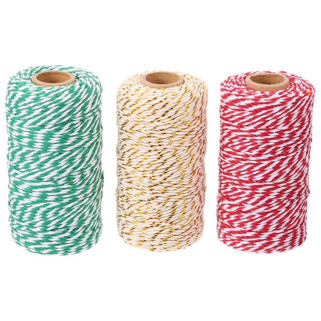 3pcs 2mm colorido hilo de hilo de algodón cuerda botella de vidrio caja de regalo decoración artesanal (rojo blanco + verde blanco + beige) Tres rollos frontales de cuerda de algodón bicolor (2 mm) en núcleo de cartón; espirales rojo/blanco, verde/blanco y beige con hilo dorado, textura trenzada visible sobre fondo blanco, ideal para envolver regalos, etiquetas y manualidades.