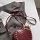 thumbnail image 3 of Bolso bandolera con forma de corazón y corona bolso cruzado con remaches de PU para mujer (rojo vino), 3 of 9