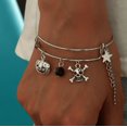thumbnail image 5 of RV Pulsera de Halloween ajustable retráctil brillar 2 piezas con colgante de metal y calavera de terror, 5 of 5