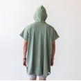 thumbnail image 3 of Poncho de Toalla Unisex con capucha CECO para cambiado y secado rápido de materiales reciclados, 3 of 5