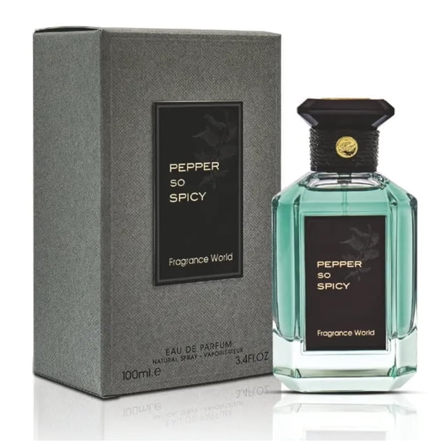 perfume fragrance world pepper so spicy 100 ml para hombre Nuevo frasco EDP de 100 ml, vista frontal con caja; botella de vidrio facetada verde claro con etiqueta negra que muestra "PEPPER SO SPICY", tapón oscuro con medallón dorado y caja texturizada gris con placa negra. Adecuado para uso diurno o nocturno; fragancia especiada con notas de pimienta.