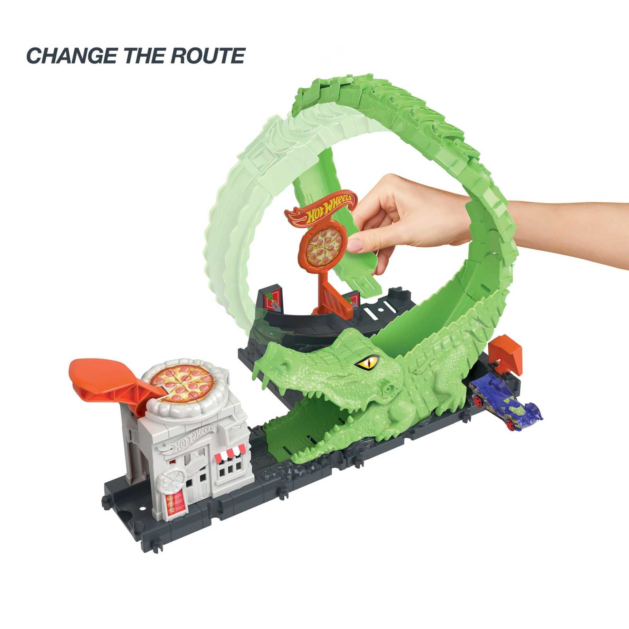 Hot Wheels Gator Loop Pizza Place Playset, Track Set with 1 Toy Car