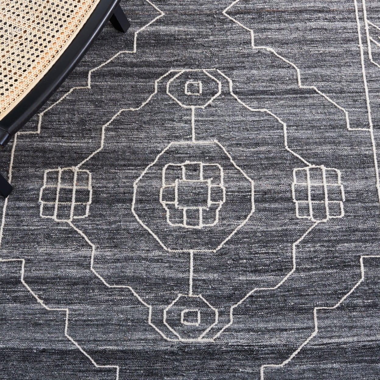 SAFAVIEH Kilim Adair Geometric Area Rug, Black/Ivory, 5' x 8'